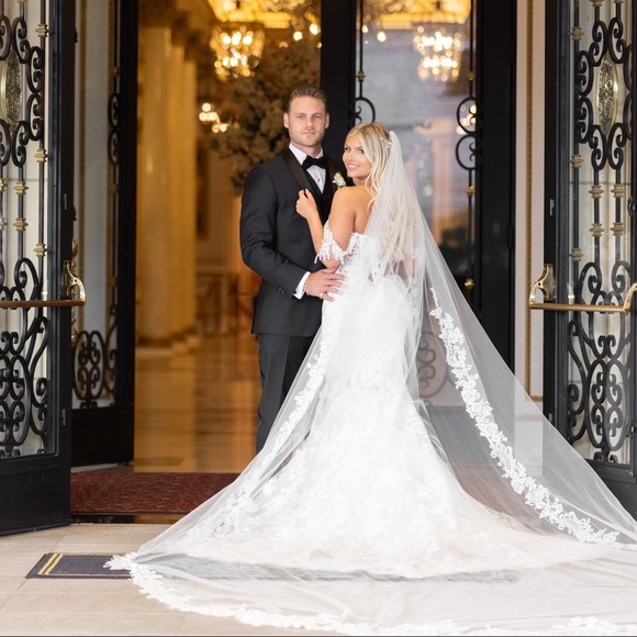 Pnina Tornai Wedding Gown - Picture 13 of 17